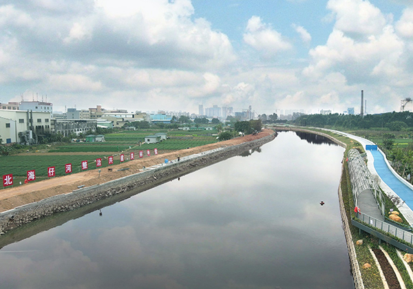 “全河段、全流域、全天候、生態(tài)修復(fù)”治理原則<br />
<br />
按照“控源截污→內(nèi)源清淤→補(bǔ)水活源(生態(tài)補(bǔ)水)→堤防整治→生態(tài)修復(fù)”的總體思路。