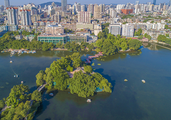 60天從劣V類提升到IV類水<br />
<br />
東山湖公園是廣州市四大生態(tài)調蓄湖之一，項目自2017年9月開始實施，采用“截污控源+原位生態(tài)修復+一體化設備應急處理”等綜合技術手段，60天從劣V類提升到IV類水。2019年項目順利驗收，現(xiàn)已進入運維期，水質穩(wěn)定達到地表IV類水標準。